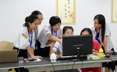  美女們互相交流學(xué)習(xí)，氣氛有點嚴(yán)肅啊