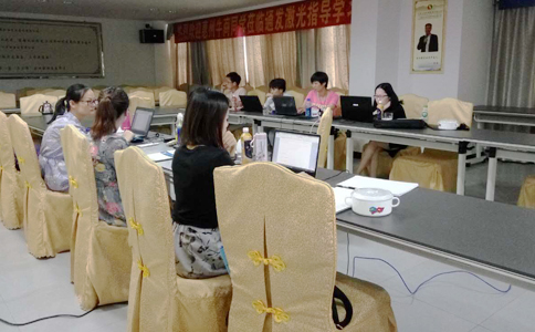  各家的客服美女真是巾幗不讓須眉啊，學(xué)習(xí)工作兩不誤